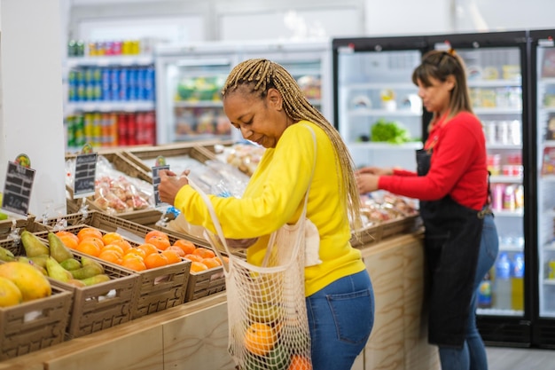 Ältere Frauen, die den Obst- und Gemüsebereich bestellen