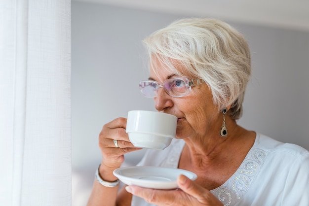 Ältere Frauen, die frischen Kaffee am Morgen haben