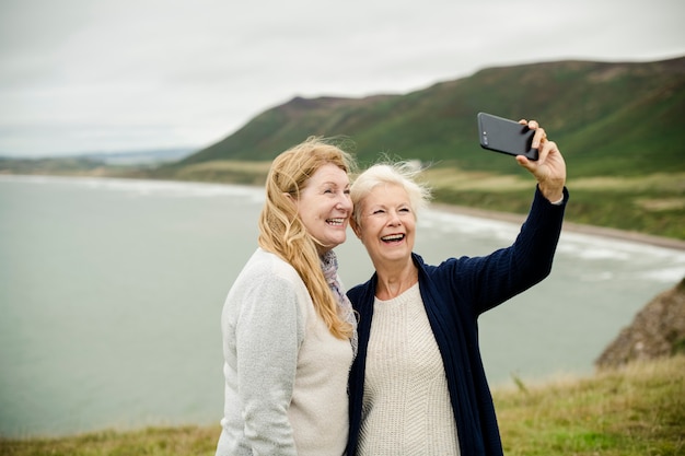 Ältere Frauen, die zusammen ein selfie nehmen