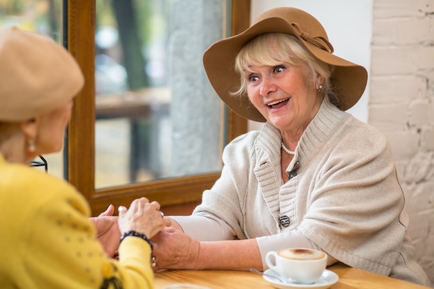 Ältere Frauen in einem Café