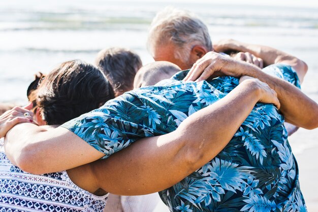 Ältere Freunde, die am Strand spielen