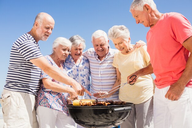 Ältere Freunde, die einen Grill haben