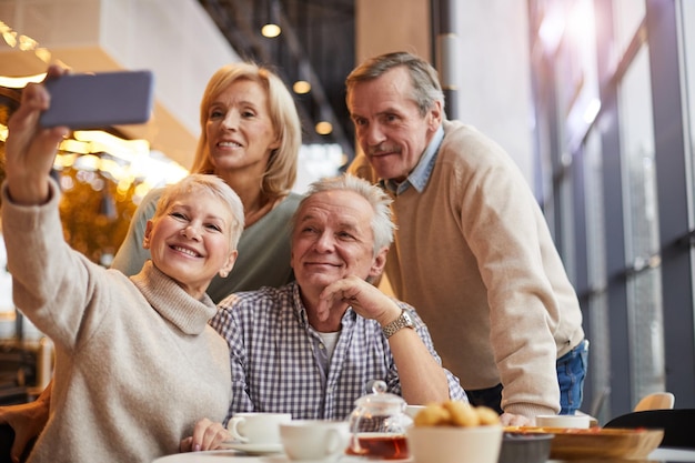 Ältere Freunde, die sich im Café selbst machen