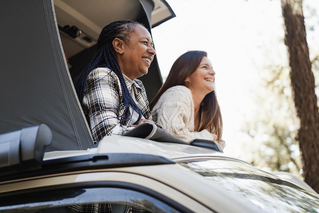 Ältere Freundinnen, die Spaß im Wohnmobil haben - Konzentrieren Sie sich auf das Gesicht der afrikanischen Frau