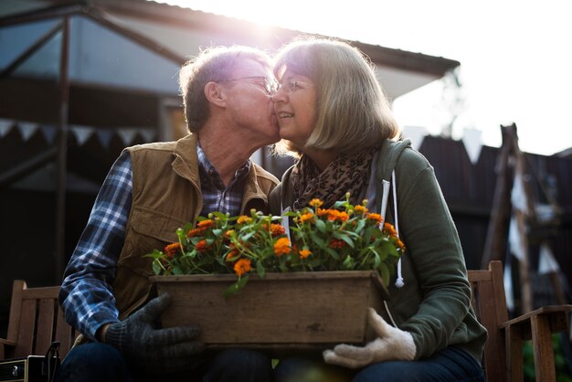 Ältere Landwirtpaare küssen Romanze Liebe