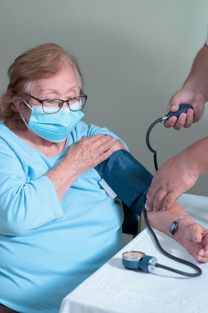 Ältere lateinamerikanische Frau in einem Test zur Messung ihres Blutdrucks als Präventionsmaßnahme
