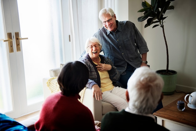 Ältere Leute, die im Wohnzimmer sprechen