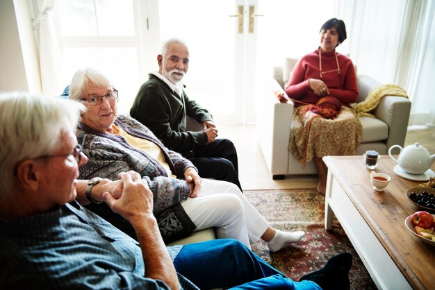 Ältere Leute, die zusammen in einem Wohnzimmer sitzen