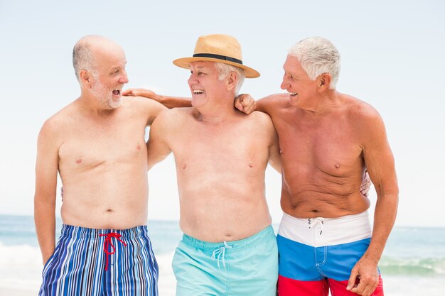 Ältere Männer, die am Strand stehen