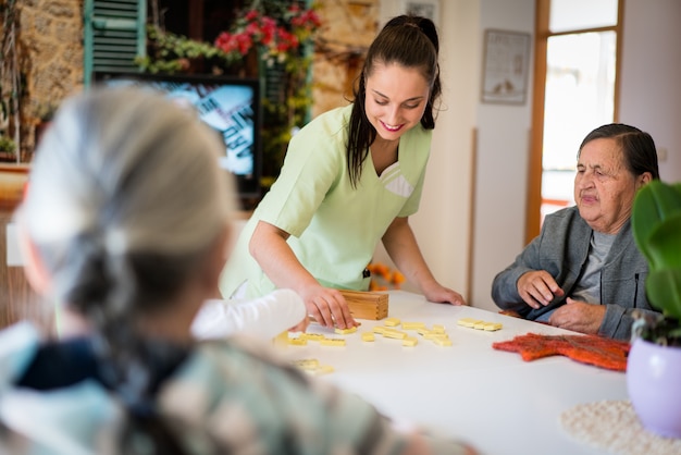 Ältere Menschen brauchen Pflege