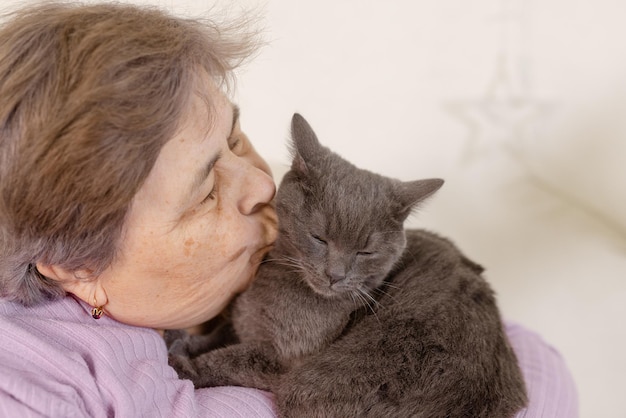 Ältere Menschen kümmern sich um Katzen und genießen sie zu Hause