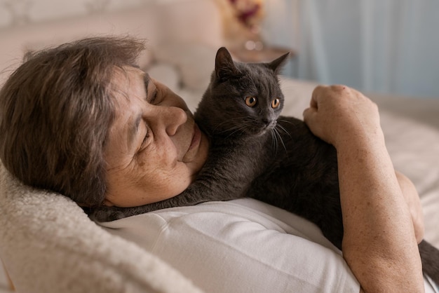 Ältere Menschen kümmern sich um Katzen und genießen sie zu Hause