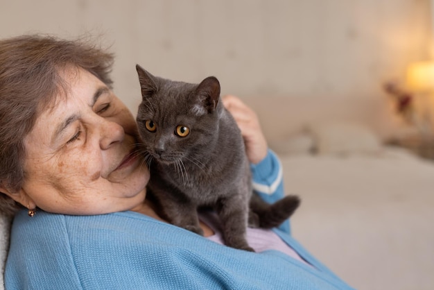 Ältere Menschen kümmern sich um Katzen und genießen sie zu Hause