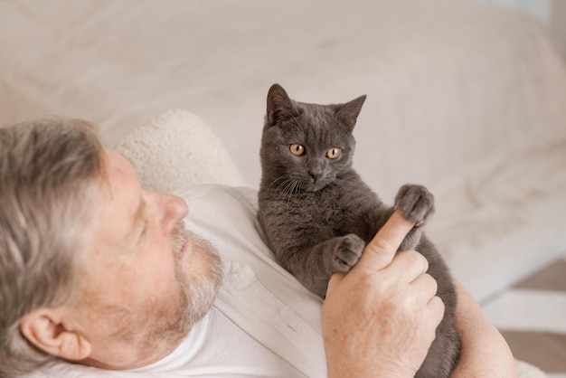 Ältere Menschen kümmern sich um Katzen und genießen sie zu Hause