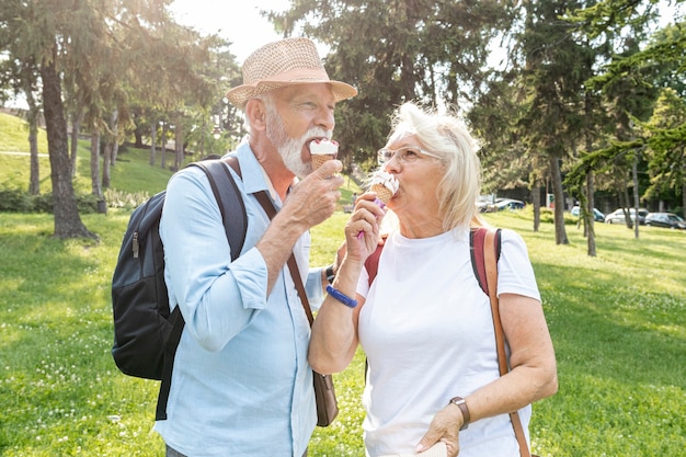 Ältere Paare, die Eiscreme in einem Park essen