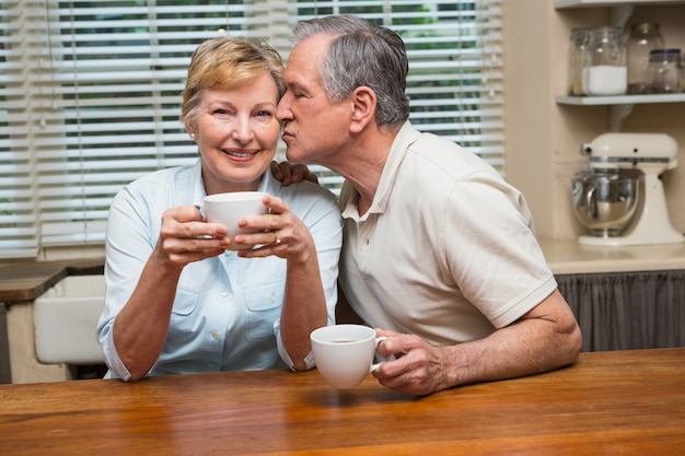 Ältere Paare, die Kaffee zusammen trinken