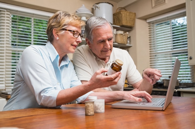 Ältere Paare, die online oben Medikation schauen