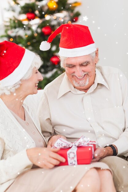 Ältere Paare, die Weihnachtsgeschenke gegen funkelnde Sterne tauschen