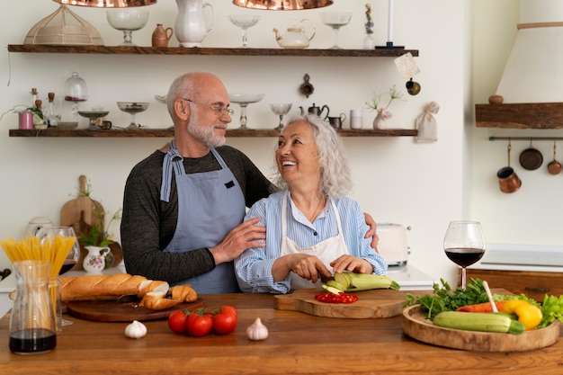 Ältere Paare, die zusammen in der Küche kochen