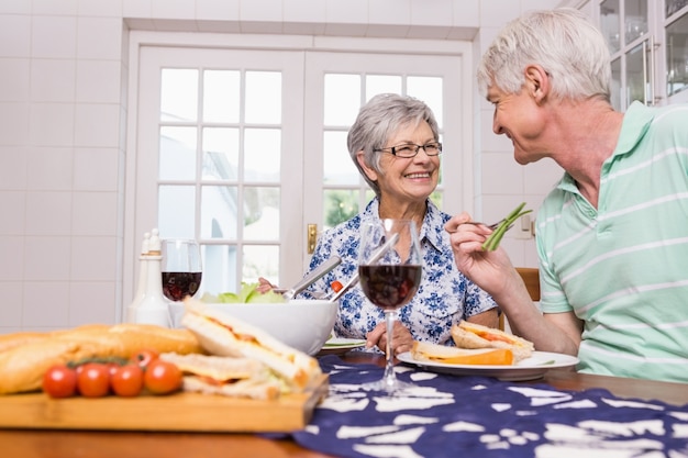 Ältere Paare, die zusammen zu Mittag essen