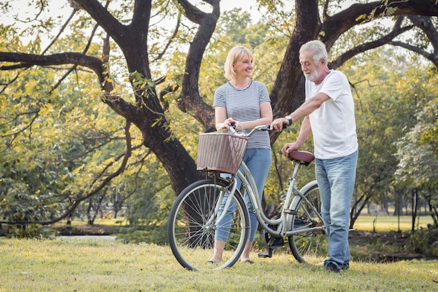 Ältere Paare fahren zusammen Fahrrad.