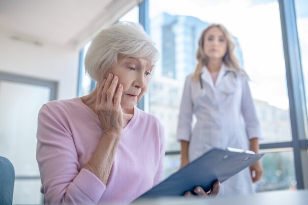 Ältere Patienten fühlen sich nach dem Lesen der Testergebnisse besorgt