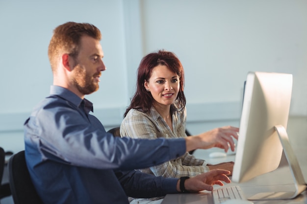 Ältere Schüler, die Computer benutzen