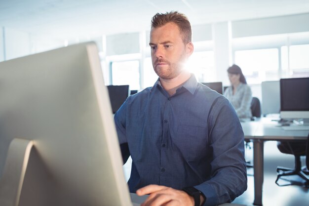 Ältere Schüler, die Computer benutzen