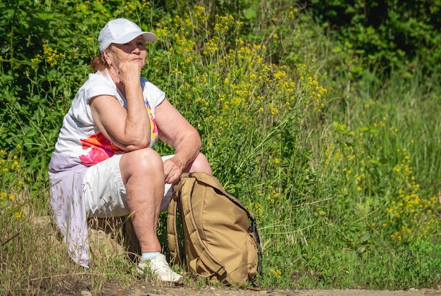 Ältere Touristenfrau auf einem Wald