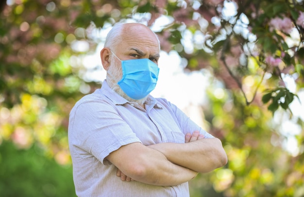 Ältere und andere Risikogruppen Pandemiekonzept Begrenzung des Infektionsrisikos Älterer Mann mit Gesichtsmaske Ältere Menschen mit dem höchsten Risiko von covid19 Maske zum Schutz vor Viren Maske tragen