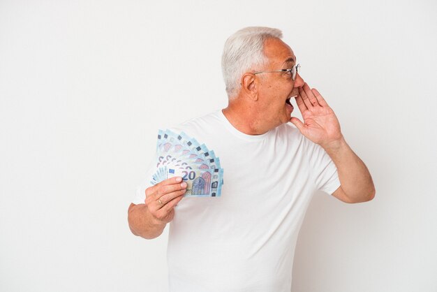Älterer amerikanischer Mann, der Rechnung lokalisiert auf weißem Hintergrund hält, der Palme nahe geöffnetem Mund schreit und hält.