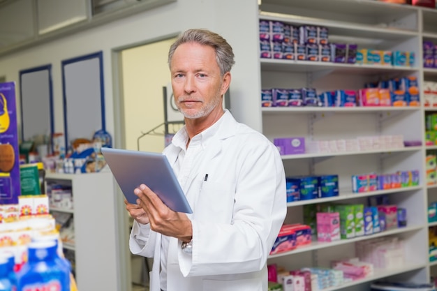 Älterer Apotheker, der Tabletten-PC verwendet