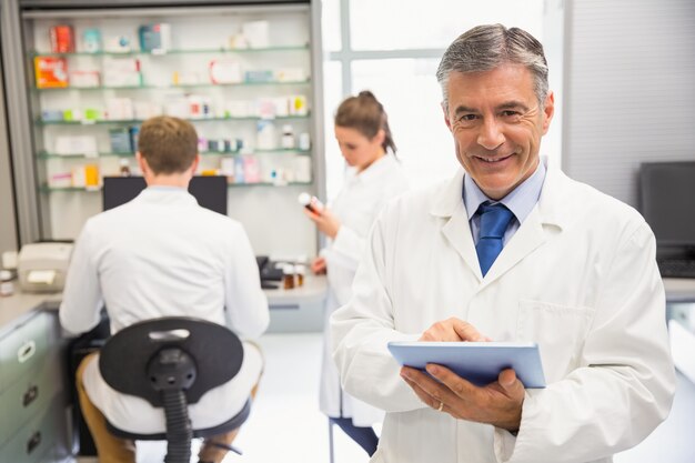 Älterer Apotheker, der Tabletten-PC verwendet