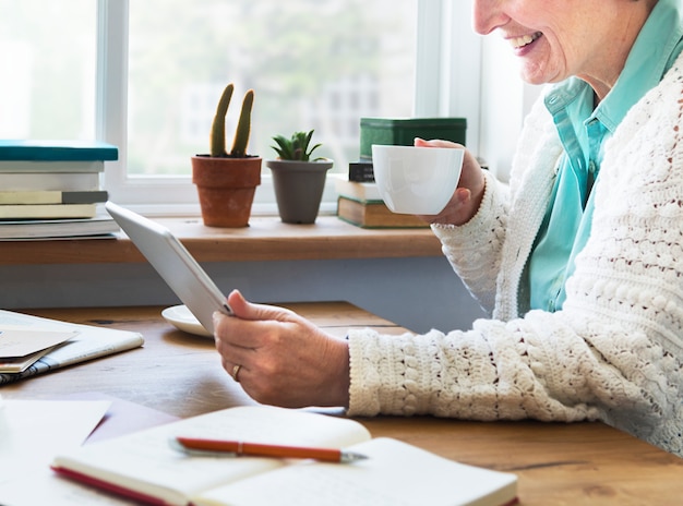 Älterer Erwachsener, der Digital-Gerät-Tablet-Konzept verwendet