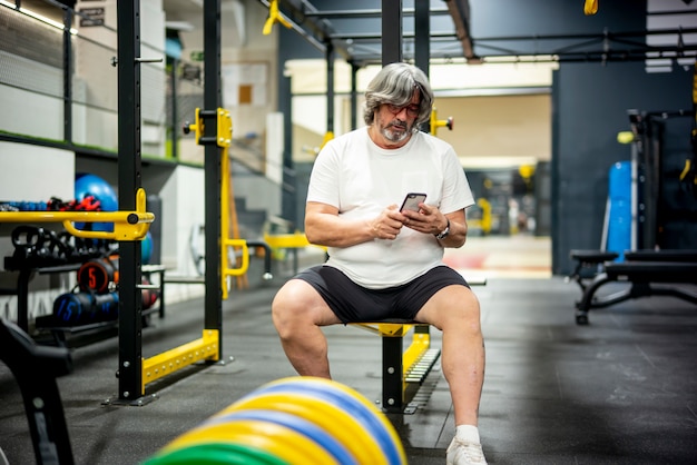 Älterer erwachsener Mann, der Sport in der Turnhalle macht.