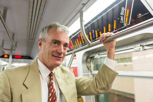 Älterer Geschäftsmann in der U-Bahn