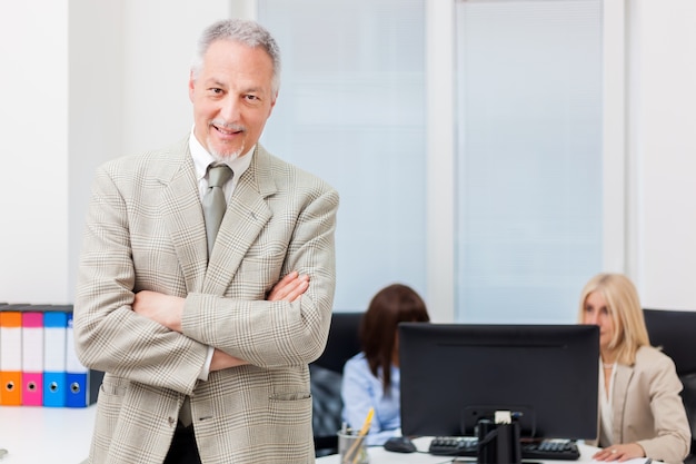 Älterer Geschäftsmann in seinem Büro