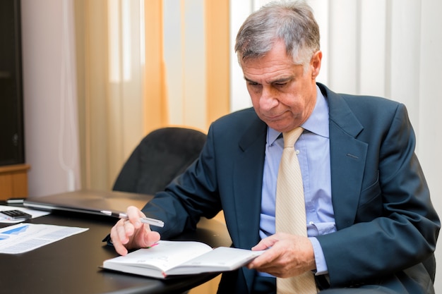 Älterer Geschäftsmann in seinem Büro