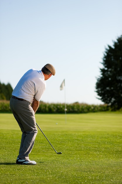 Älterer Golfspieler im Sommer