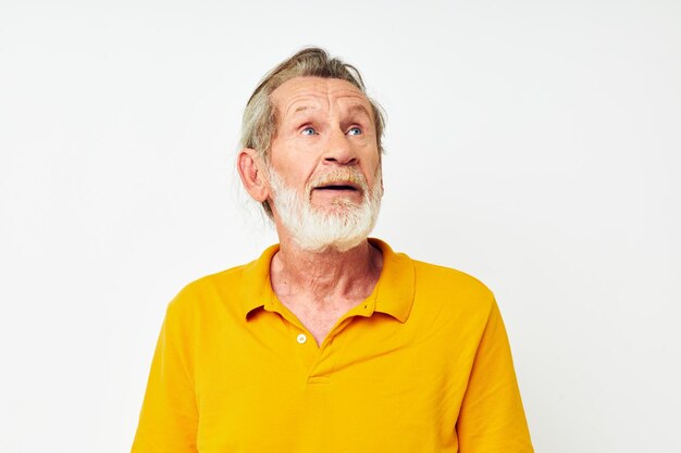Älterer grauhaariger Mann mit einem grauen Bartgefühl gestikuliert Hände beschnittene Ansicht