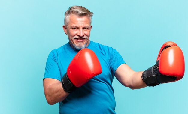 Älterer gutaussehender Mann beim Boxen