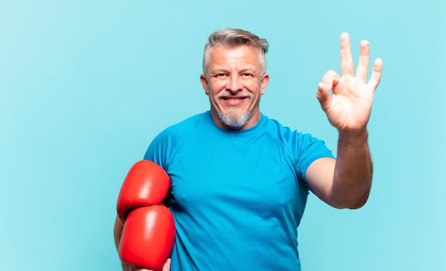 Älterer gutaussehender Mann beim Boxen