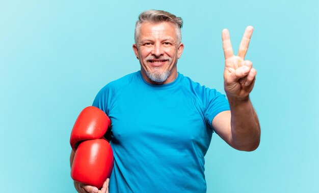 Älterer gutaussehender Mann beim Boxen