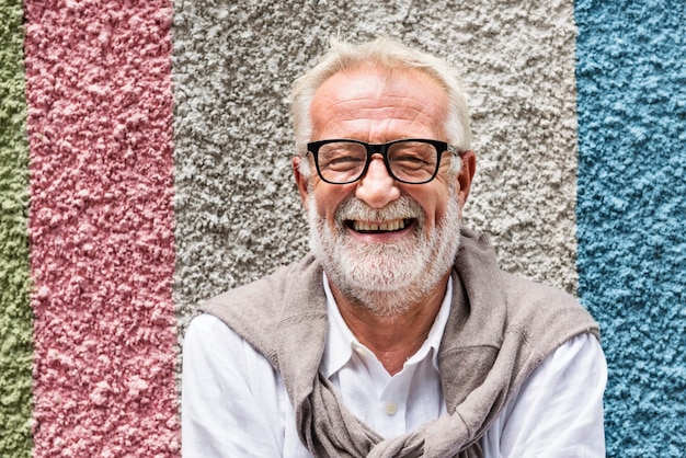 Älterer gutaussehender Mann lächelndes Glückskonzept