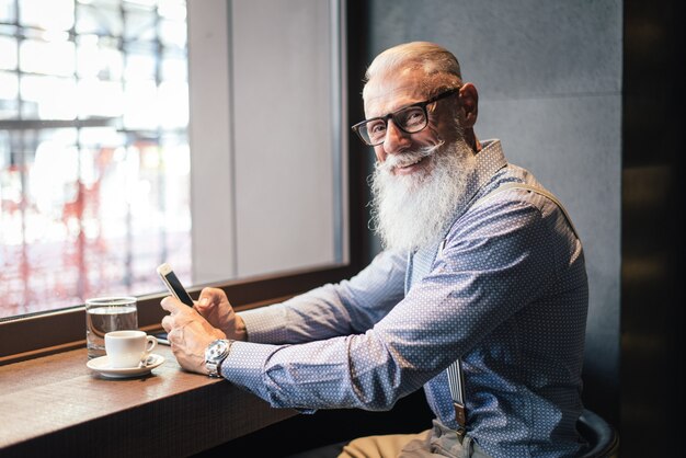 Älterer Hipster mit stilvollen Bartporträts