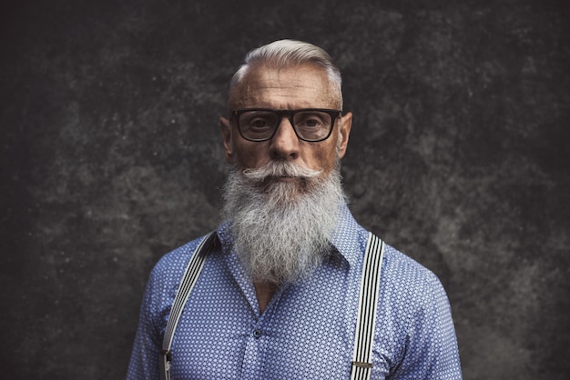 Älterer Hipster mit stilvollen Bartporträts