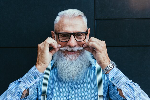 Älterer Hipster mit stilvollen Bartporträts