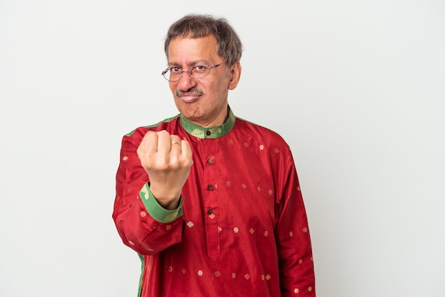 Älterer indischer Mann, der ein indisches Kostüm trägt, das auf weißem Hintergrund lokalisiert wird, der Faust zur Kamera zeigt, aggressiver Gesichtsausdruck.