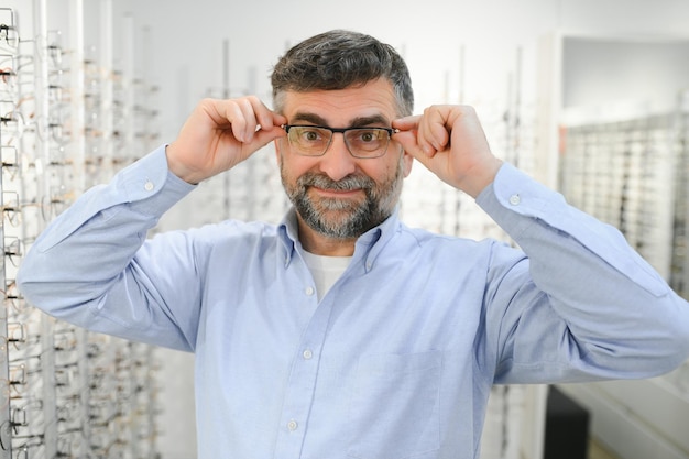 Älterer männlicher Kunde, zum einer Brille zu wählen