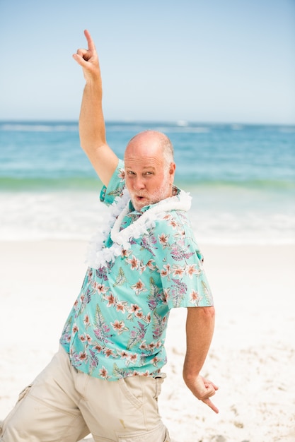 Älterer Mann am Strand tanzen